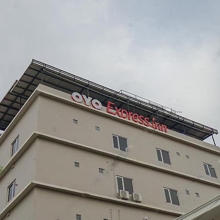 Oyo 616 Express Inn パレンバン エクステリア 写真