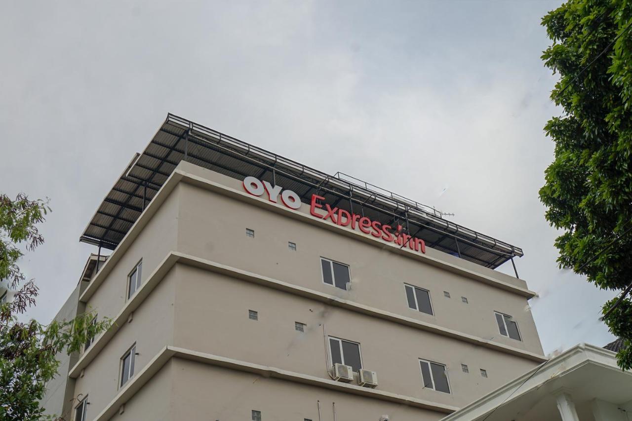 Oyo 616 Express Inn パレンバン エクステリア 写真