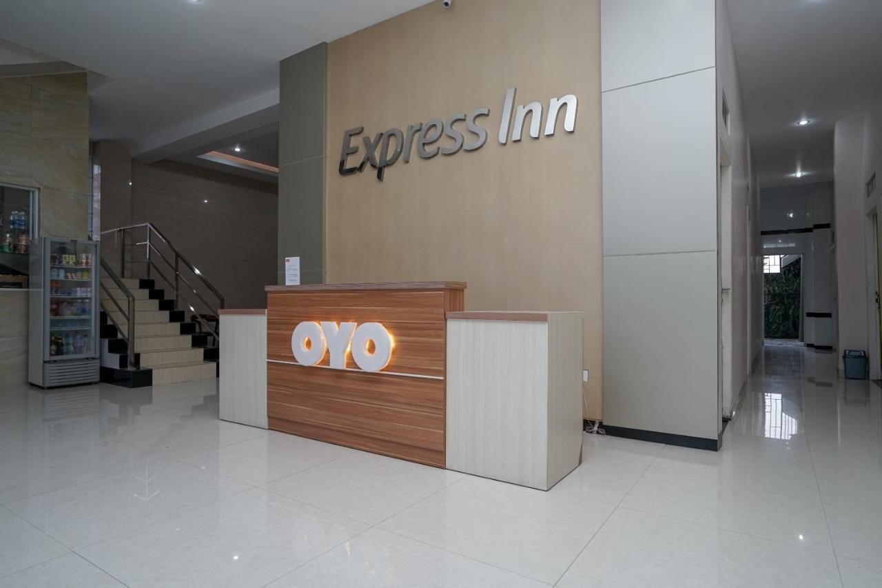 Oyo 616 Express Inn パレンバン エクステリア 写真