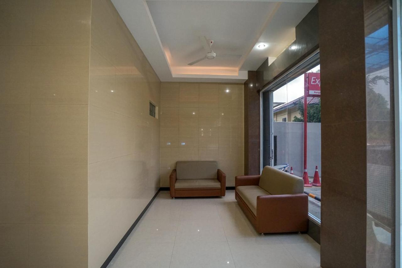 Oyo 616 Express Inn パレンバン エクステリア 写真
